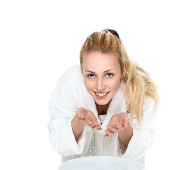 年轻女子在洗脸图片下载