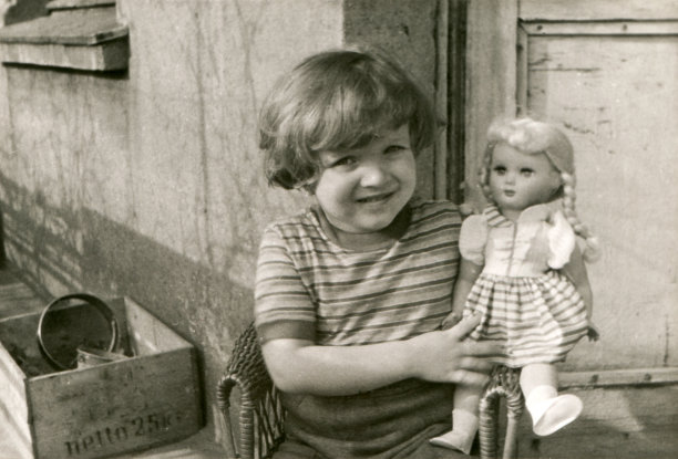 小女孩和洋娃娃的复古照片图片下载