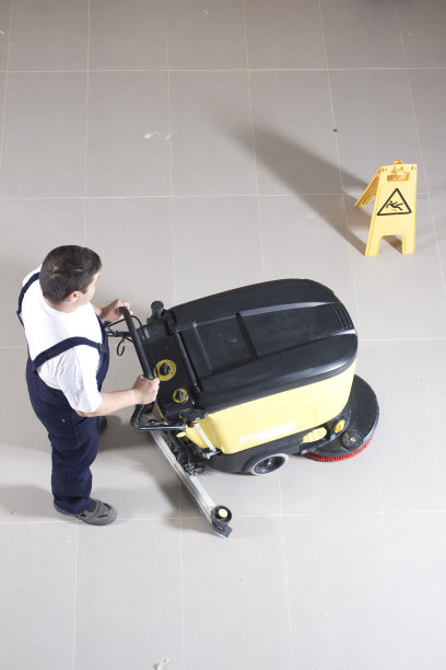用打蜡机清洁地板图片下载