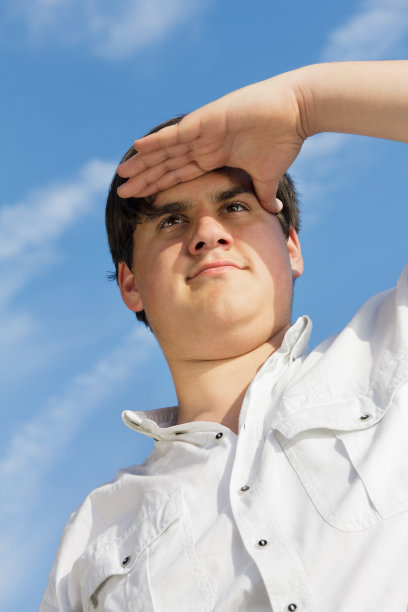 年轻人望着远方图片下载