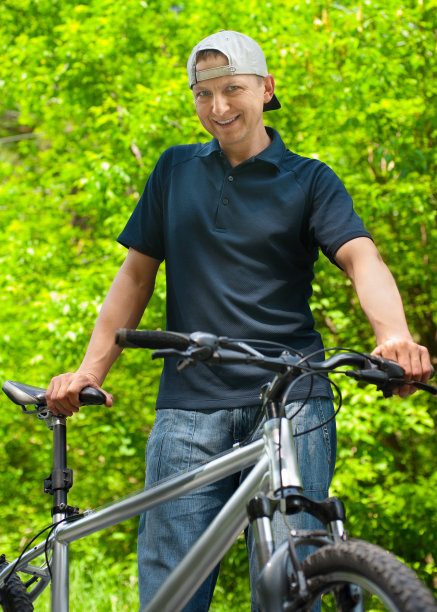 公园里骑自行车的人图片下载