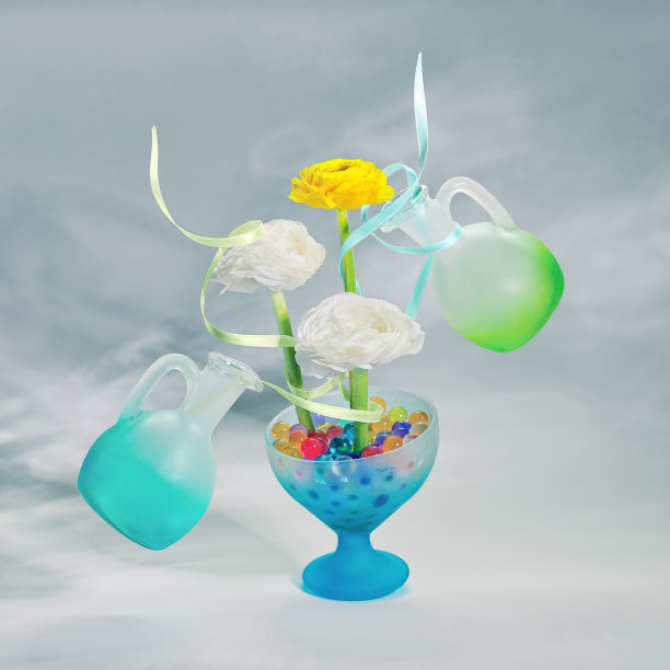 带胶球的花和两瓶。图片下载