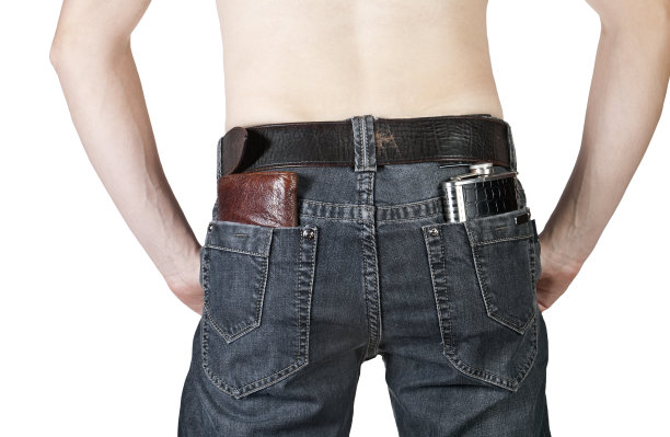 牛仔裤后口袋里的钱包和酒壶图片下载