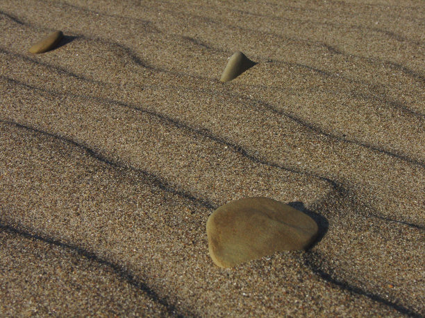 三个沙子里的小石子图片下载