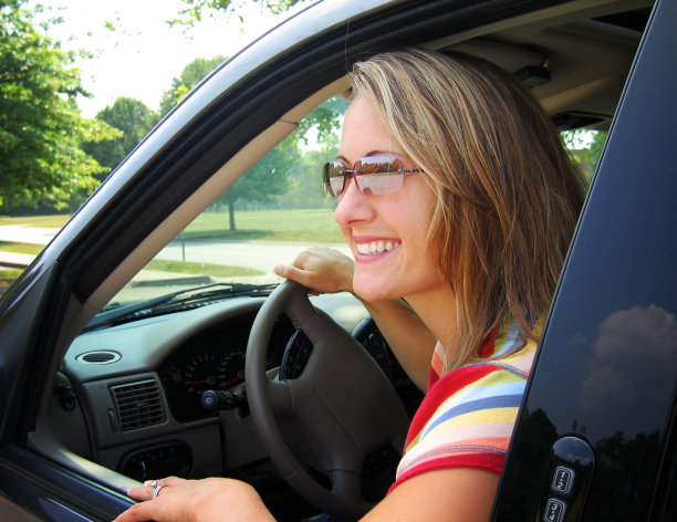 美女与司机(见类似图片)图片下载