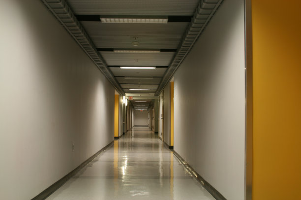 长而暗的走廊(昏暗的灯光)图片下载