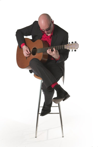 凳子上的原声吉他手图片下载