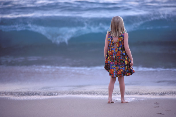 看着海浪图片下载