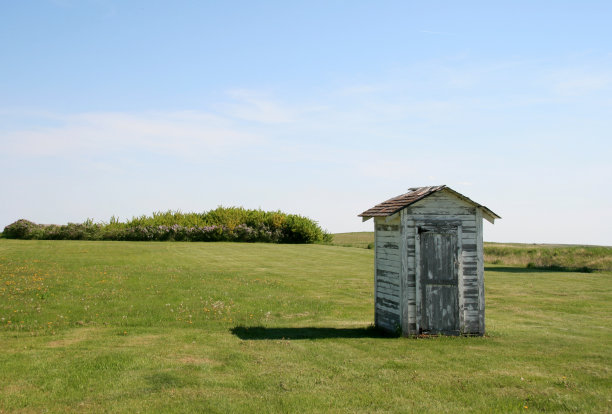 草原上被遗弃的小茅屋图片下载