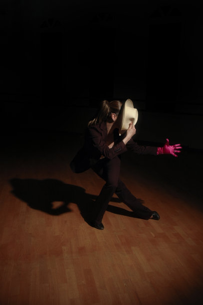 戴着帽子的女舞者图片下载