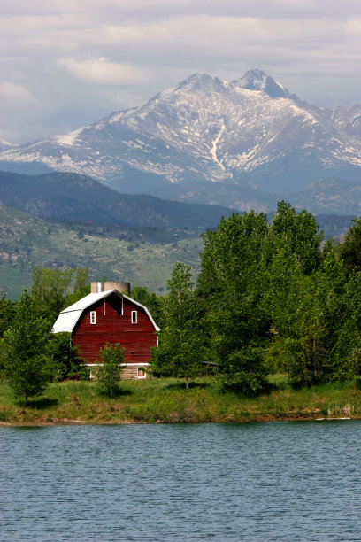 依山傍天的湖景图片下载