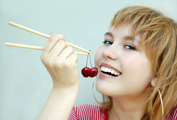 女孩和樱桃图片下载