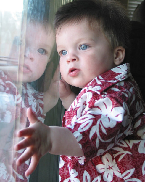 男孩凝视窗外图片下载