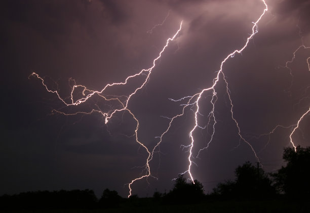 空中闪电的低角度视图图片下载