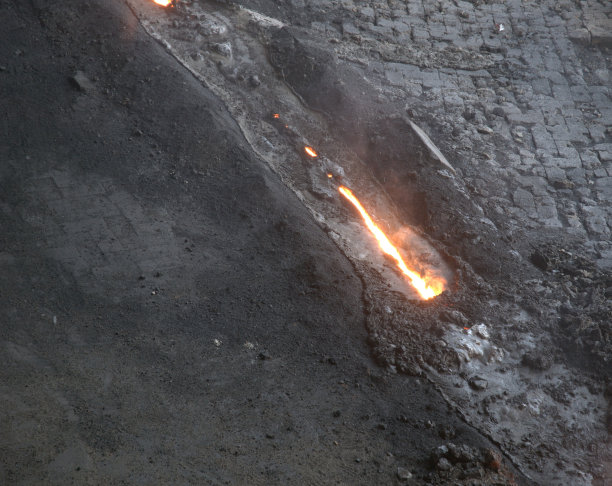 在熔化的铁街上图片下载