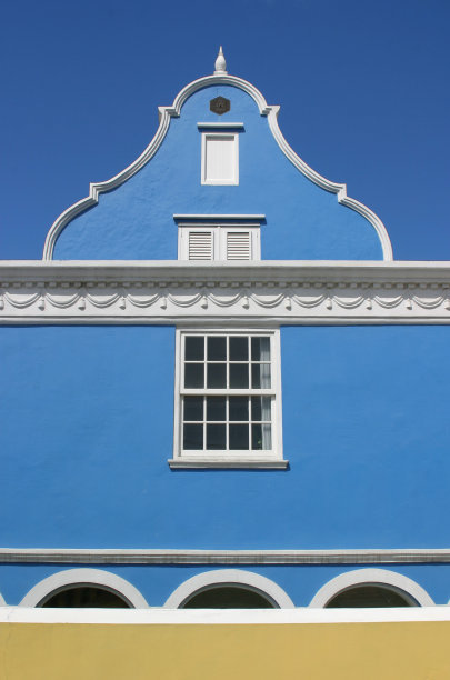 蓝色和黄色的建筑。Landhouse图片下载