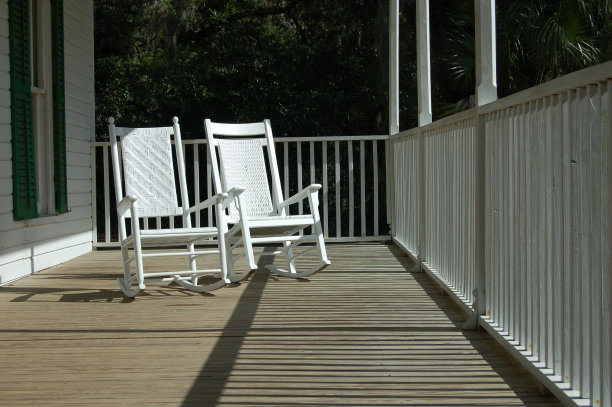 门廊上的两把摇椅图片下载