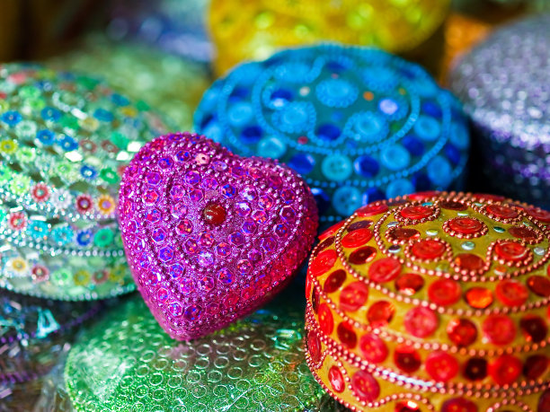 粉色珠宝心形盒子图片下载