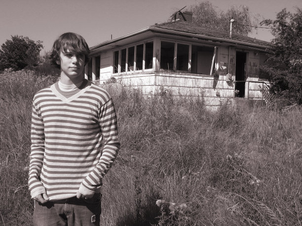 男孩在房子图片下载