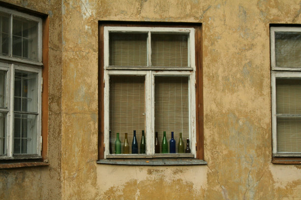窗户上的瓶子图片下载