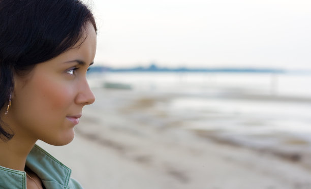 小女孩向前看。为你的文本留出空间。图片下载