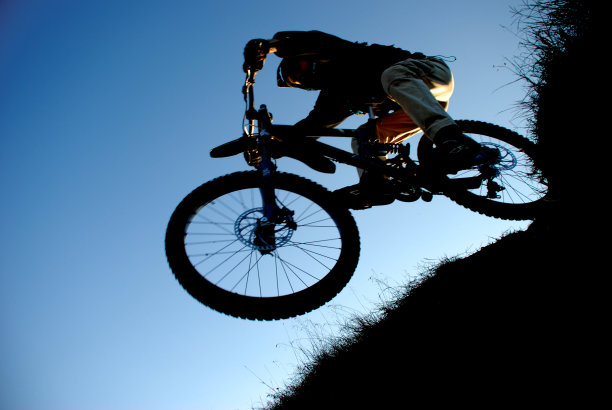 跳一个山地车剪影图片下载