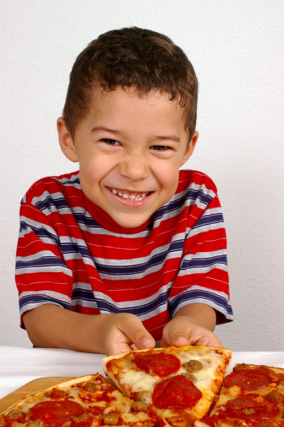 男孩准备吃披萨了图片下载
