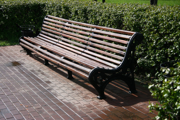 板凳上。图片下载