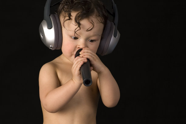 宝宝唱歌。图片下载