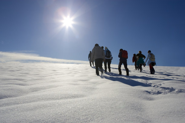 雪中的人图片下载