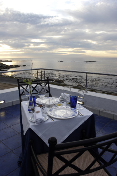 日落时分，英格兰南部海边的餐桌上图片下载