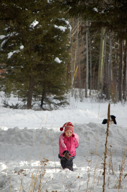 在雪地里跋涉图片下载