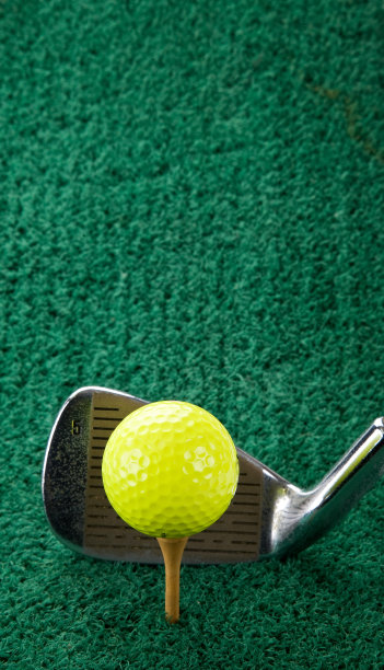 高尔夫球和五铁图片下载