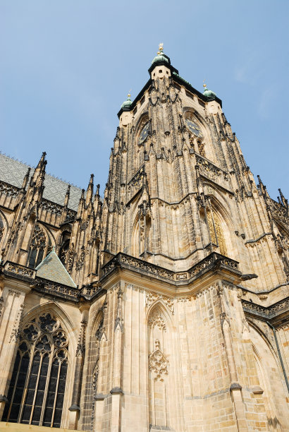 教堂钟楼的低角度视图图片下载