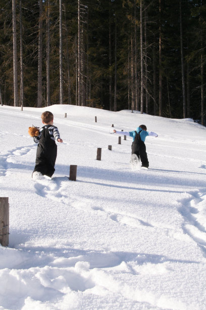 孩子们在雪中奔跑图片下载