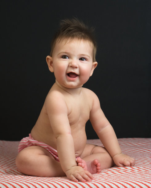 坐着小女孩图片下载