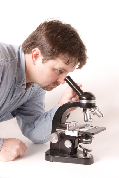 研究人员在看显微镜图片下载