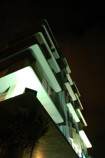 南海滩装饰艺术酒店独特的夜景图片下载