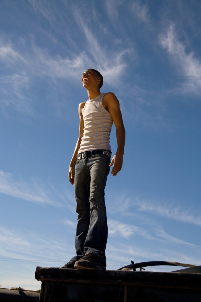 对着太阳笑图片下载