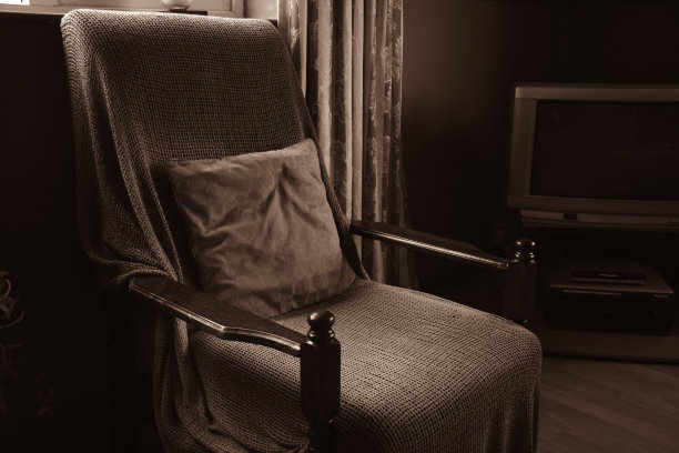 舒适的椅子，深褐色的色调图片下载