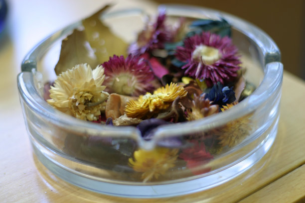 烟灰缸里放着干花图片下载