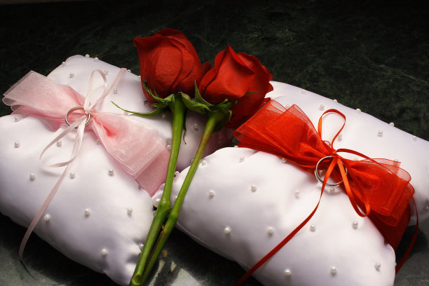 结婚戒指和玫瑰图片下载