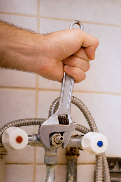 男人的手用扳手图片下载