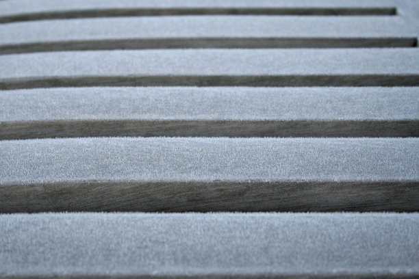 木椅在清晨霜冻图片下载