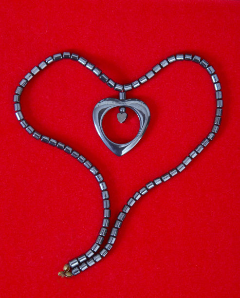 红色背景上的心形标志由珠子制成图片下载