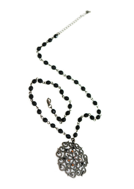 白色背景上的黑色项链图片下载