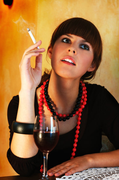 美丽的黑发吸烟图片下载