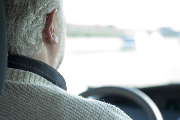 一位老人开车的后视图图片下载