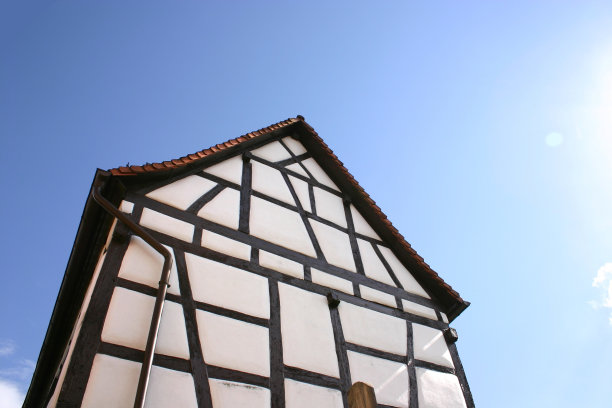 蓝天下建筑物的低角度视图图片下载