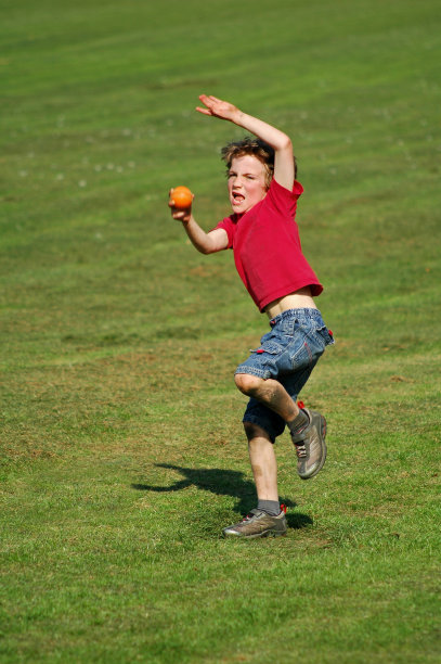 男孩扔球图片下载